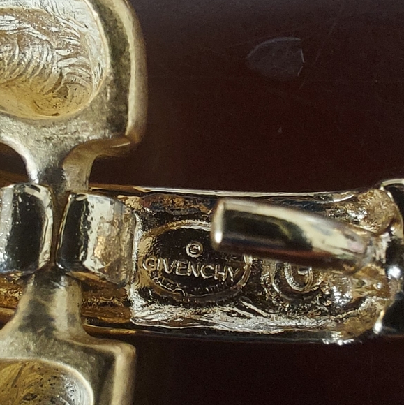 Authentic Givenchy Gold Tone oversized bracelet - Picture 10 of 10